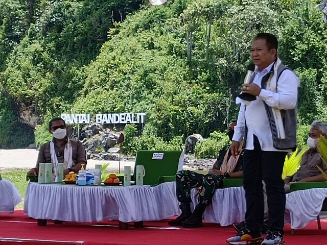 Bupati Jember Hendy Siswanto saat berkunjung ke pantai Bandealit di Taman Nasional Meru Betiri. Foto: Dok. Istimewa