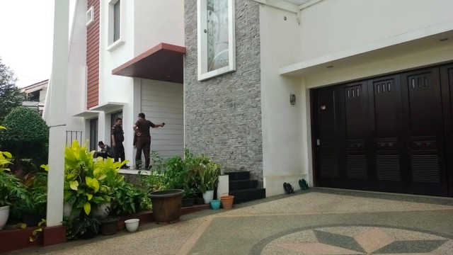 Kejati Geledah Rumah Tiga Tersangka Korupsi Retribusi Sampah DLH Bandar Lampung (1)