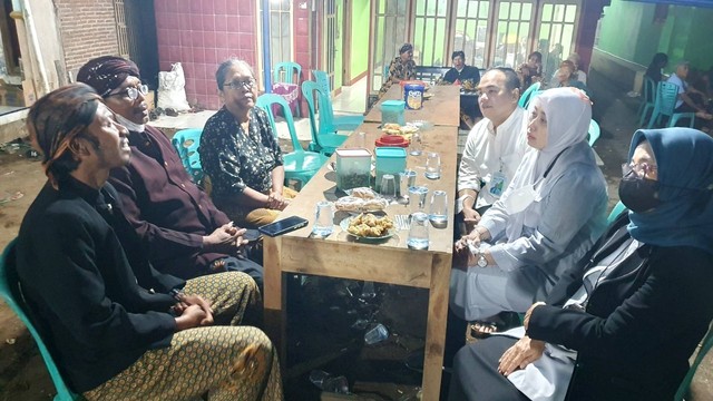 BPJS Ketenagakerjaan Wilayah Jawa Tengah bertemu pihak keluarga pekerja migran Indonesia (PMI) asal Cilacap yang meninggal akibat kebakaran apartemen di Gyeongsang Selatan, Korea Selatan. Foto: BPJS Ketenagakerjaan