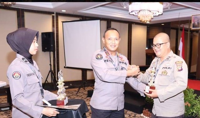 Polres Kubu Raya mendapat penghargaan dari Polda Kalbar. Foto: Dok. Polres Kubu Raya