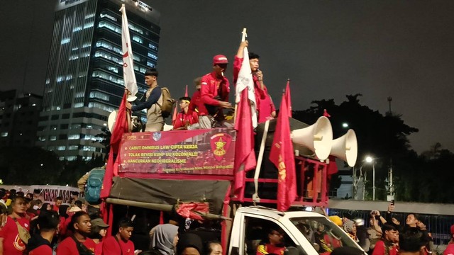 Massa aksi buruh-petani membubarkan diri usai demo di depan Gedung DPR, Jakarta, Selasa (14/3/2023). Foto: Zamachsyari/kumparan