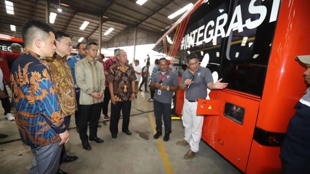 Peresmian serah terima secara simbolis 22 bus listrik dari PT VKTR Teknologi Mobilitas (VKTR) kepada PT Mayasari Bakti, di Jakarta, Selasa (14/3/2023). Foto: Nabil Jahja/kumparan