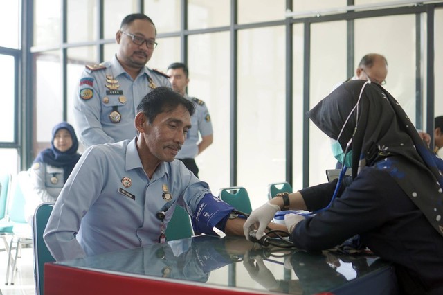 Kepala Kantor Wilayah Kemenkumham Kalbar Pria Wibawa diperiksa dalam kegiatan donor darah. Foto: Dok. Kemenkumham Kalbar