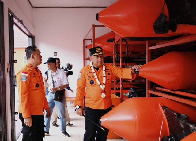 Kepala Badan SAR Nasional, Marsekal Madya TNI Henri Alfiandi, saat melihat peralatan Basarnas Palembang, Foto : Istimewa