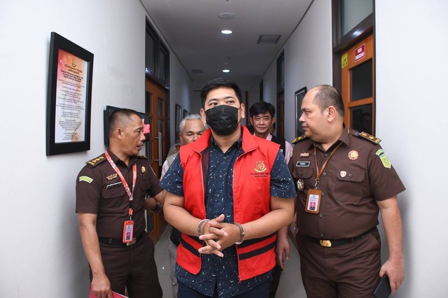 Dua tersangka kasus korupsi KUR BRI di Bandung. Foto: Dok. Istimewa
