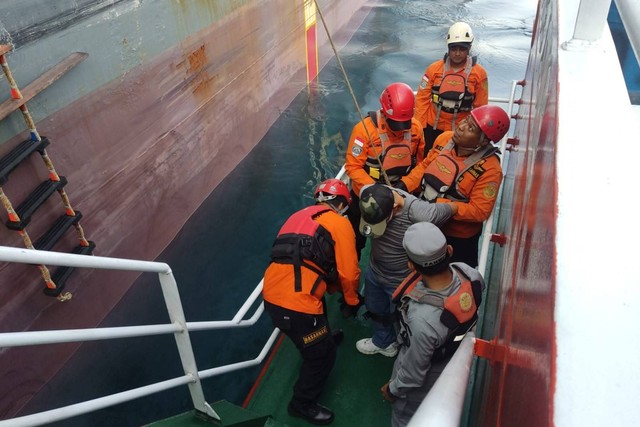 Tim SAR Gabungan mengevakuasi WN Filipina kru kapal kargo MV Herta yang mengalami kecelakaan kerja saat berlayar dari Singapura menuju Terusan Suez, Mesir. Evakuasi dilakukan di perairan Selat Benggala, Aceh Besar, Selasa (14/3/2023). Foto: Dok. Basarnas 