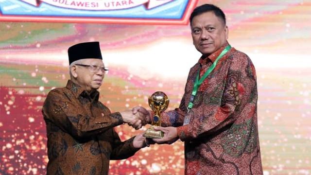 Wapres KH Ma'ruf Amin saat menyerahkan penghargaan Universal Health Coverage (UHC) Award 2023 ke Gubernur Sulawesi Utara, Olly Dondokambey. (foto: istimewa)