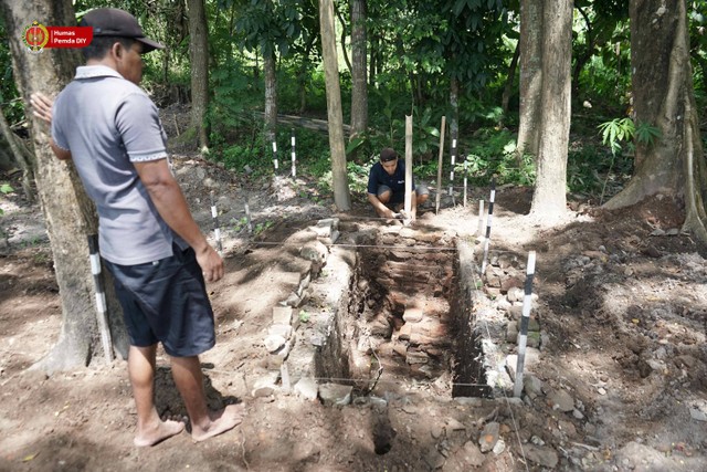 Tim arkeolog temukan saluran air kuno saat ekskavasi atau penggalian arkeologis benteng sisi barat yang disebut Kedaton IV di Situs Keraton Pleret, Kapanewon Pleret, Kabupaten Bantul. Foto: Pemda DIY