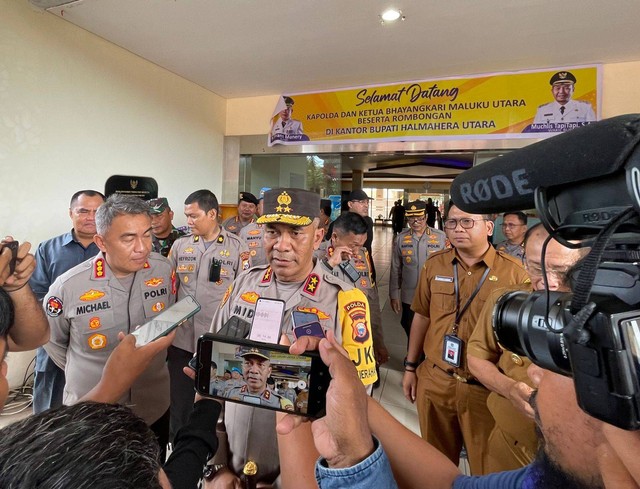 Kapolda Maluku Utara, Irjen Pol Midi Siswanto, saat diwawancarai awak media. Foto: Samsul/cermat