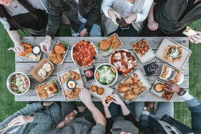 Ilustrasi Tempat Makan di Semarang untuk Rombongan. Sumber: Unsplash/Spencer.