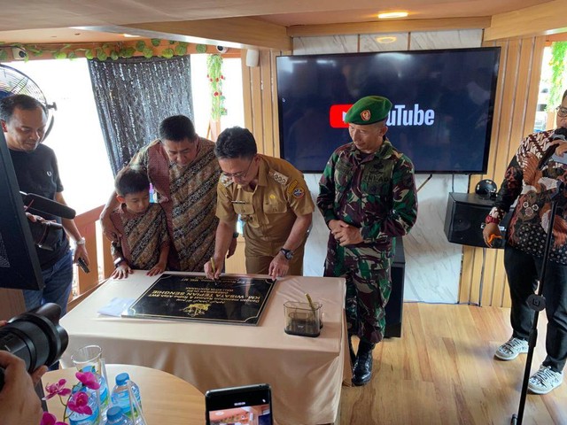 Wali Kota Pontianak meresmikan Kapal Wisata KM Tepian Kapuas yang didampingi Ridwan selaku Investor atau Owner kapal. Foto: Lydia Salsabila/Hi!Pontianak