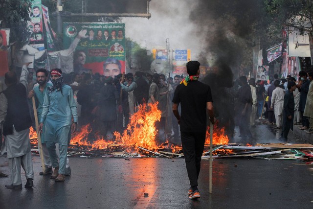 Kerusuhan pendukung Perdana Menteri Khan di Pakistan. Foto: Reuters/Mohsin Raza