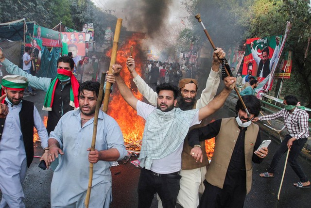 Kerusuhan pendukung Perdana Menteri Khan di Pakistan. Foto: Reuters/Mohsin Raza