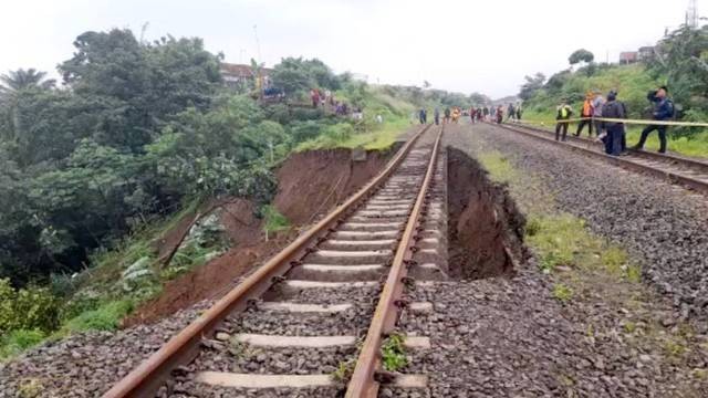 Jalur double track rel kereta api KA Pangrango Bogor Sukabumi longsor. Dok: Ist.