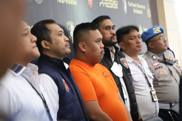 Konferensi pers selebgram Ajudan Pribadi di Polres Metro Jakarta Barat yang tersandung kasus dugaan penipuan dan penggelapan, Rabu (15/3/2023). Foto: Jamal Ramadhan/kumparan