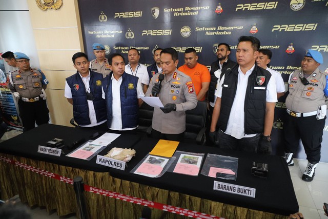 Konferensi pers selebgram Ajudan Pribadi di Polres Metro Jakarta Barat yang tersandung kasus dugaan penipuan dan penggelapan, Rabu (15/3/2023). Foto: Jamal Ramadhan/kumparan