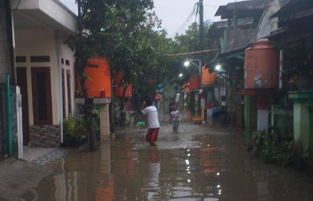 Ratusan rumah hingga Gedung Disnaker di Tangerang terendam banjir akibat hujan yang mengguyur sejak Rabu dini hari (15/3).  Foto: Dok. Istimewa