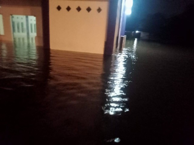 Ratusan rumah hingga Gedung Disnaker di Tangerang terendam banjir akibat hujan yang mengguyur sejak Rabu dini hari (15/3).  Foto: Dok. Istimewa