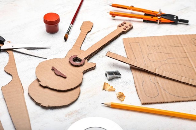 Ilustrasi Gitar dari Kardus. Foto: Shutter Stock