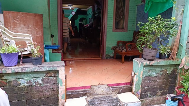 Banjir di Tegal Parang baru reda Rabu pukul 08.00 WIB (15/3), sejak meluap di Selasa (14/3) pukul 11.00 WIB malam. Di Jalan BB II Tegal Parang Utara 1 Banjir sampai sedada orang dewasa. Foto: Thomas Bosco/kumparan