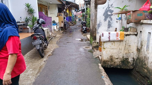 Banjir di Tegal Parang baru reda Rabu pukul 08.00 WIB (15/3), sejak meluap di Selasa (14/3) pukul 11.00 WIB malam. Di Jalan BB II Tegal Parang Utara 1 Banjir sampai sedada orang dewasa. Foto: Thomas Bosco/kumparan