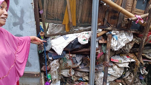 Banjir di Tegal Parang baru reda Rabu pukul 08.00 WIB (15/3), sejak meluap di Selasa (14/3) pukul 11.00 WIB malam. Di Jalan BB II Tegal Parang Utara 1 Banjir sampai sedada orang dewasa. Foto: Thomas Bosco/kumparan