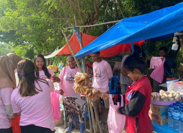 Srikandi Ganjar NTT saat memberikan bantuan kepada korban longsor di Kecamatan Takari, Kabupaten Kupang, Nusa Tenggara Timur, Rabu (15/3/2023). Foto: Dok. Istimewa