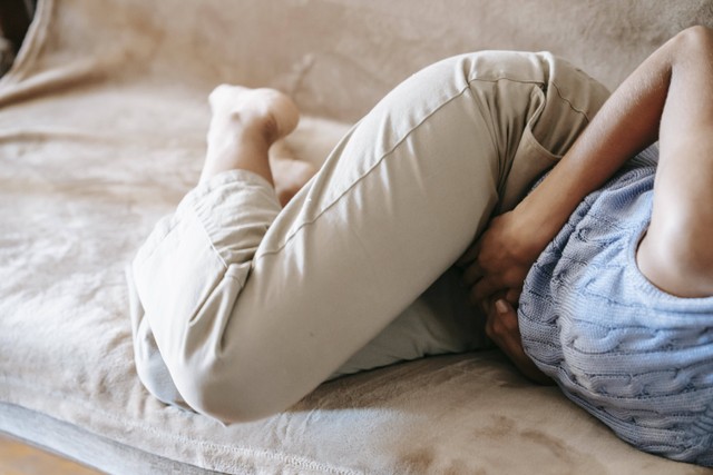 Ilustrasi seorang wanita mengalami rasa nyeri persalinan. Foto: Pexels.com