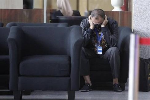 Mantan Kepala Bagian Umum Kantor Wilayah DJP Jakarta Selatan II Rafael Alun Trisambodo duduk di ruang tunggu sebelum menjalani pemeriksaan di Gedung KPK, Jakarta, Rabu (1/3/2023). ANTARA FOTO/Aprillio Akbar