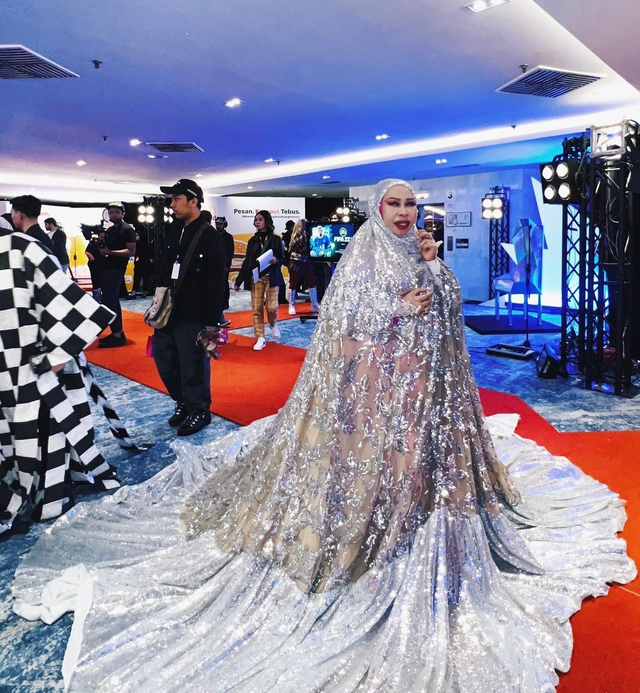Datuk Seri Vida tampil dengan gaun mukena di acara Gempak Most Wanted Awards 2022. Foto: Instagram/@datoserivida