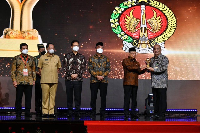 Wapres Ma'ruf Amin memberikan penghargaan UHC kepada Wagub DIY, Paku Alam X, di Balai Sudirman Jakarta, Selasa (14/3). Foto: Istimewa