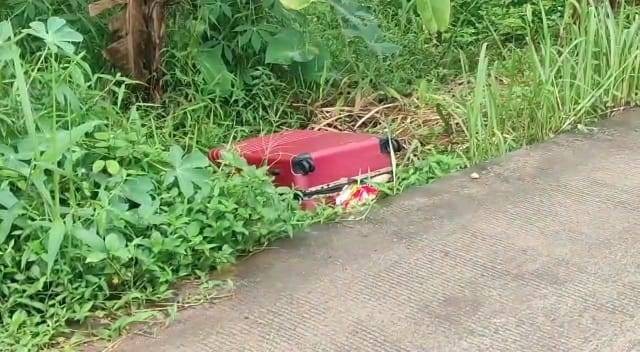 Koper berwarna merah berisi mayat pria dimutilasi gegerkan warga Kampung Baru, Desa Singabangsa, Kecamatan Tenjo, Kabupaten Bogor, Rabu 15 Maret 2023. Foto: Dok. Istimewa