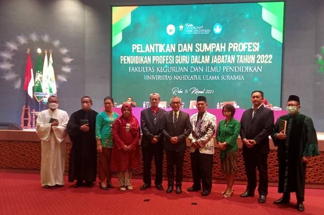 Rektor Unusa Prof. Dr. Ir. Achmad Jazidie, M.Eng (tengah), usai acara pelantikan 201 Guru Profesional (Gr) dari Program Pendidikan Profesi Guru (PPG) Dalam Jabatan Unusa, Rabu (15/3). Foto: Masruroh/Basra