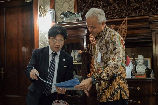 Presiden of The Sasakawa Peace Foundation (SPF) Atsushi Sunami menemui Gubernur Jawa Tengah Ganjar Pranowo di Rumah Dinas Puri Gedeh, Rabu (15/3/2023).  Foto: Dok. Istimewa