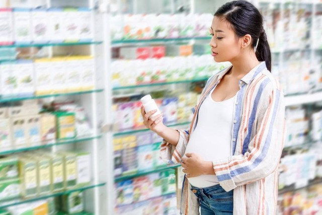 Salah satu penyebab feses berwarna hitam saat hamil adalah konsumsi obat-obatan tertentu. Foto: Shutterstock.com