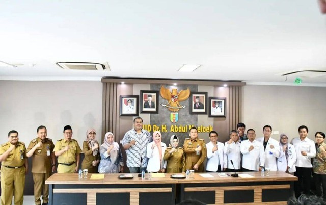 Direktur RSUDAM dan Kepala Dinas Kesehatan Provinsi Lampung bersama tim dokter saat menjelaskan proses operasi pemisahan bayi kembar siam perdana di RSUDAM. | Foto : Dok. Dinkes Lampung