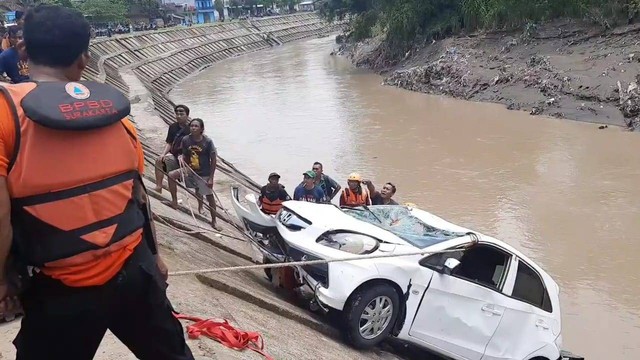 Mobil yang dikemudikan Lestari saat dievakuasi dari Sungai Bengawan Solo. Dok: Ist.