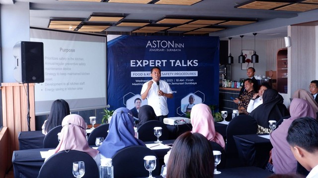 Belajar Keamanan Dapur Bersama Archipelago International di Aston Inn Jemursari