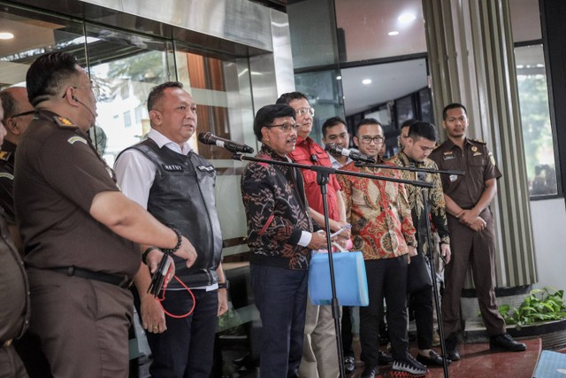 Menkominfo Johnny G Plate usai diperiksa Jampidsus, Kejaksaan Agung, Jakarta, Rabu (14/3/2023). Foto: Jamal Ramadhan/kumparan