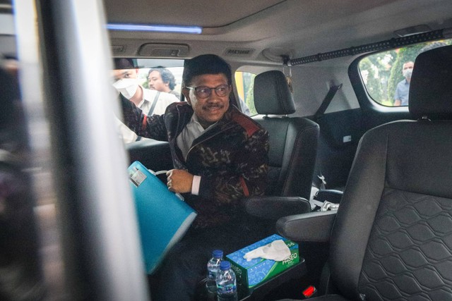 Menkominfo Johnny G Plate usai diperiksa Jampidsus, Kejaksaan Agung, Jakarta, Rabu (14/3/2023). Foto: Jamal Ramadhan/kumparan