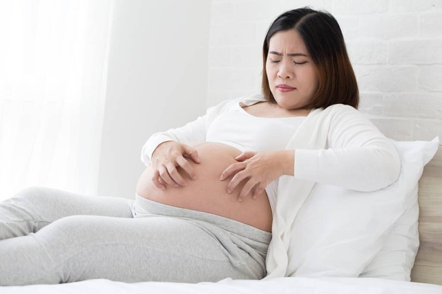 Ilustrasi ibu hamil yang mengalami keluhan gatal-gatal. Foto: Shutterstock.com