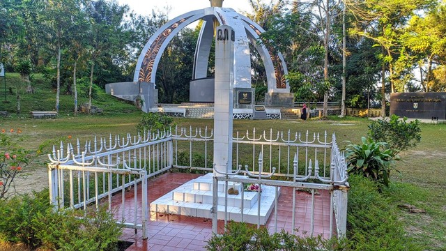 Tugu Sho, yang berada di puncak Gunung Tidar yang dipercayai sebagai titik tengah pulau Jawa. Foto: hermanto