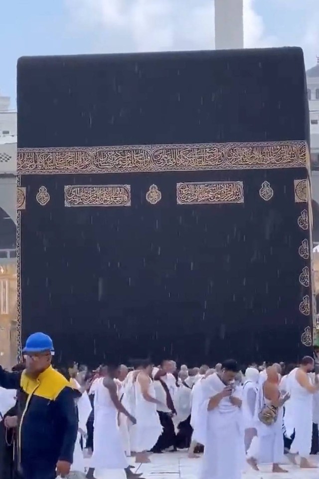 Hujan membasahi Ka'bah di Masjidil Haram, Makkah, Rabu (15/3/2023). Foto: Twitter/@makkahregion