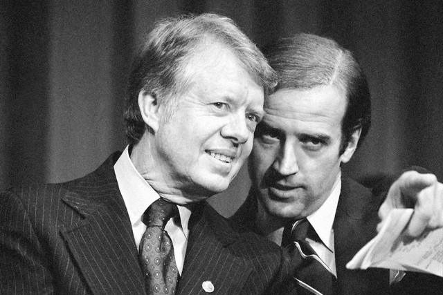 Presiden Jimmy Carter mendengarkan Senator Joe Biden, saat mereka menunggu untuk berbicara pada resepsi penggalangan dana di Akademi Padua di Wilmington, pada 20 Februari 1978. Foto: Barry Thumma/AP PHOTO