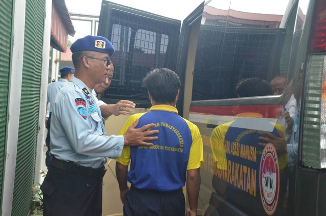 Petugas Lapas Narkotika Yogyakarta evakuasi warga binaan ke mobil Transpas