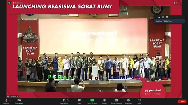 Jajaran rektor dari mitra perguruan tinggi Pertamina Foundation ikut meresmikan launching beasiswa Sobat Bumi yang diselenggarakan di UNAIR. Foto: Dokumentasi Pribadi/Rimaya Akhadiyah