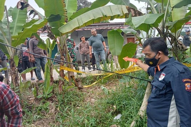 Olah TKP mayat pria dimutilasi yang dibuang di dalam koper merah di Bogor, Rabu (15/3). Foto: Dok. Istimewa