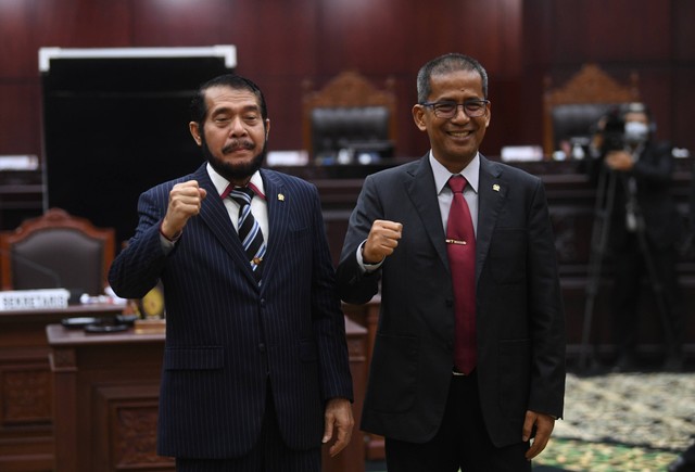 Ketua dan Wakil Ketua Mahkamah Konstitusi terpilih periode 2023-2028 Anwar Usman (kiri) dan Saldi Isra (kanan) berpose usai pemilihan di gedung MK, Jakarta, Rabu (15/3/2023).  Foto: Akbar Nugroho Gumay/ANTARA FOTO