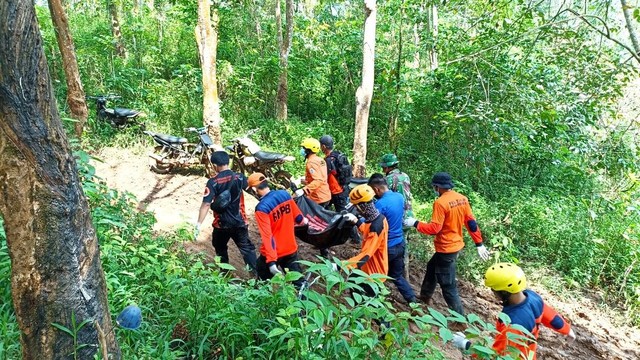 Ibu dan anak tertimbun longsor di Way Kanan, Lampung berhasil ditemukan dalam keadaan meninggal dunia setelah proses pencarian memakan waktu hingga enam hari. | Foto : Dok. Basarnas Lampung