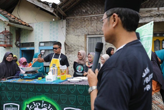 Komunitas Warteg (Kowarteg) Indonesia saat menggelar pelatihan memasak bertajuk 'Cita Rasa Warteg' kepada ibu-ibu di Desa Simpangsari, Kabupaten Garut, Jawa Barat pada Rabu (15/3). Foto: Dok. Istimewa